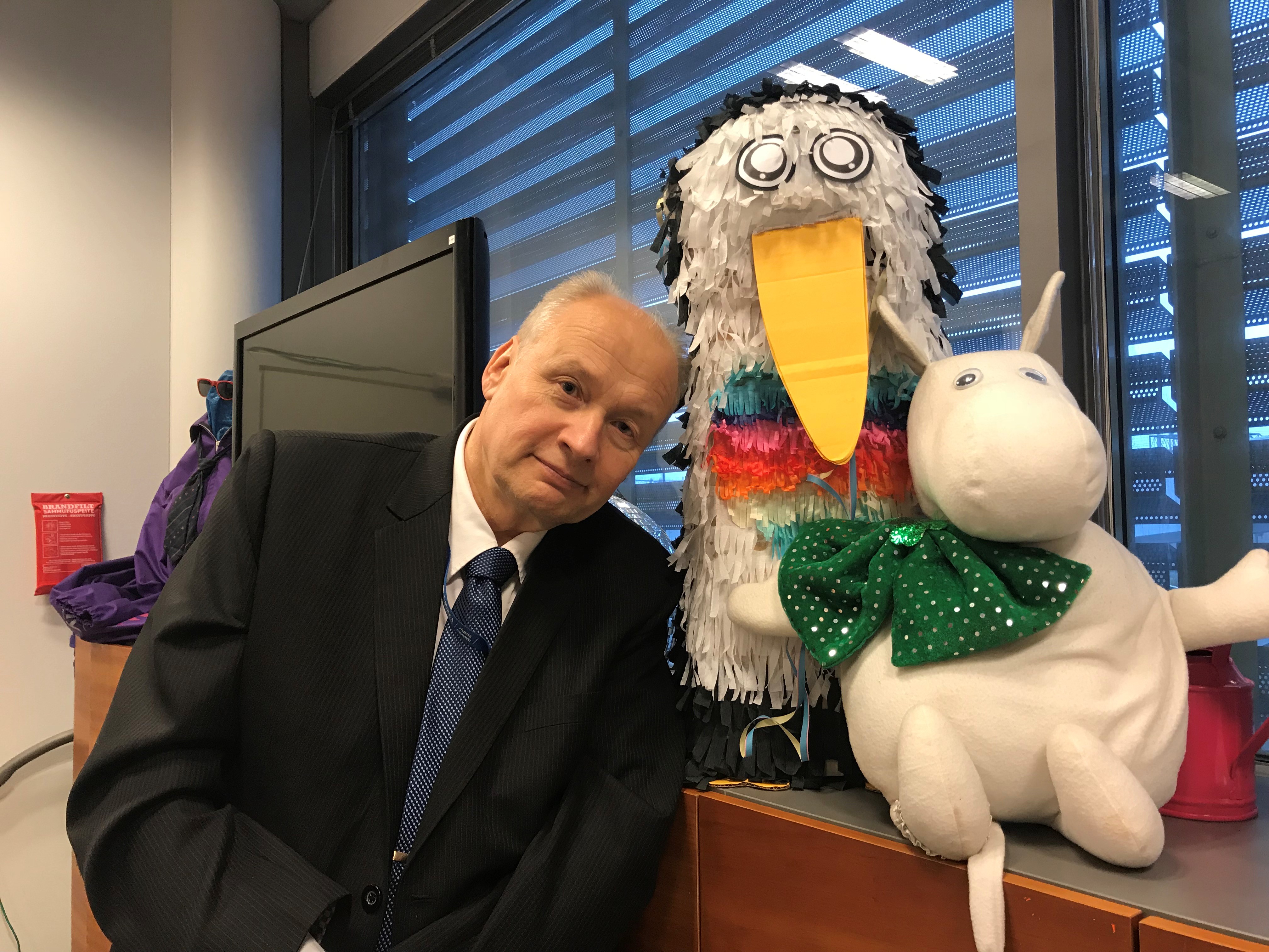 Laurean rehtori Lenni-pinjatan ja Tiksin Muumin kanssa.