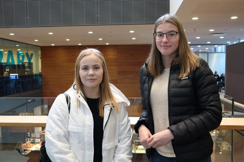 AMK-kampuspäivän osallistujat Emilia ja Elina Tikkurilan kampuksella.