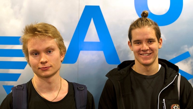 AMK-kampuspäivän osallistujat Elias ja Vertti Tikkurilan kampuksella.