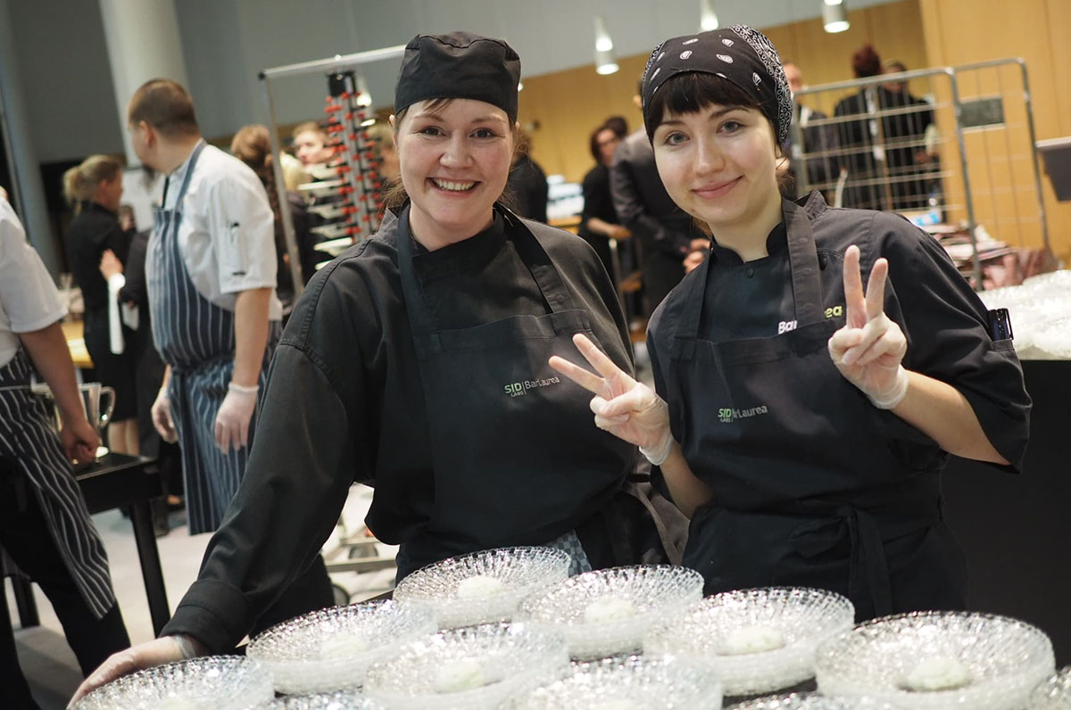 PRO-gaalan illallista valmistamassa olivat Laurean restonomiopiskelijat Tiina ja Anastasia