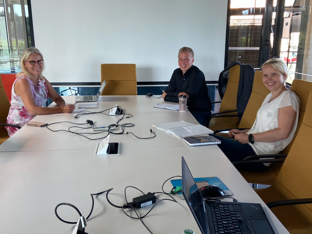 Oikealla Neljä Astetta Oy:n aluejohtaja Maija Helenius ja keskellä avopalveluiden johtaja Toni Sipiläinen. Vasemmalla Laurean sosiaalialan lehtori ja tutkintovastaava Pia Harju. 