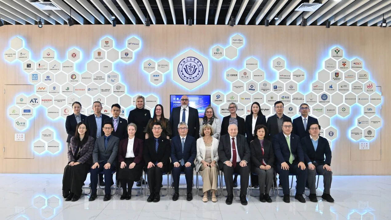 Korkeakoulujen rehtorit, kunniavieraat, tutkintojen ja kansainvälisen liiketoiminnan avainhenkilöt ryhmäkuvassa.