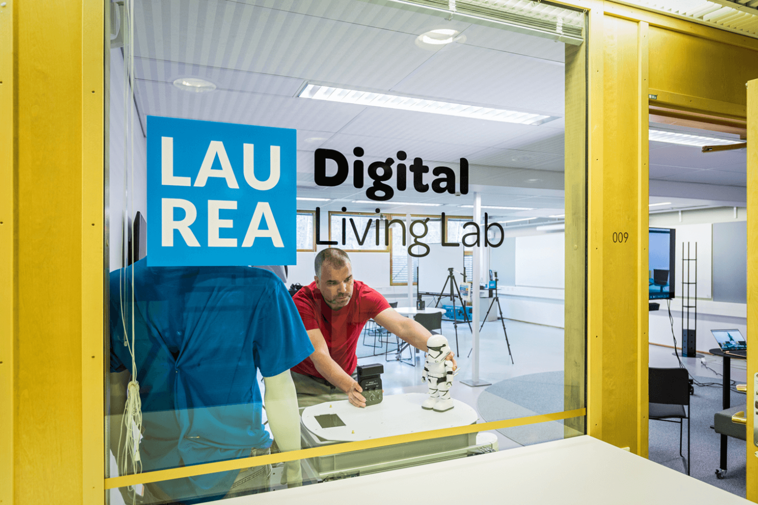 Digital Living Labin logo ikkunassa