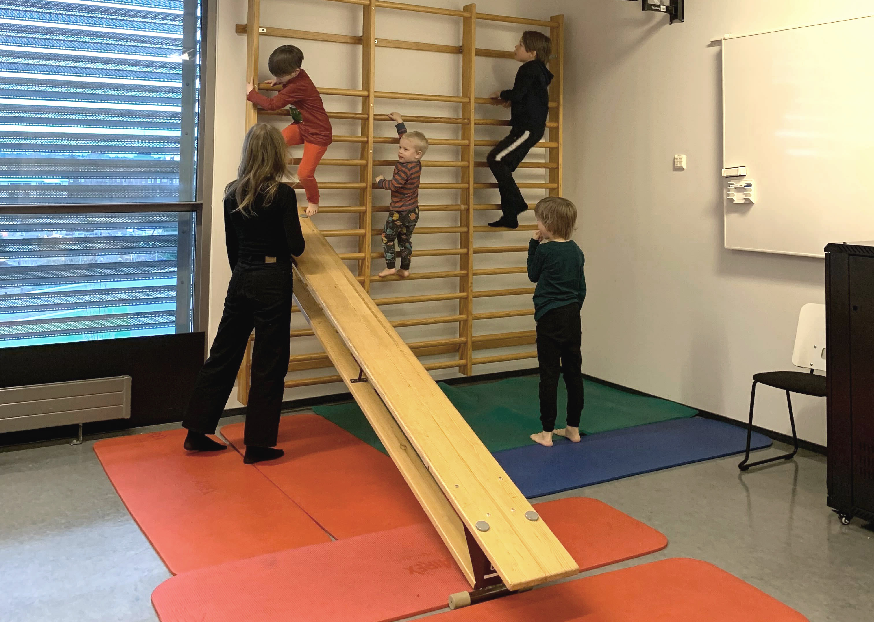Lapset kiipeilevät temppuradalla.