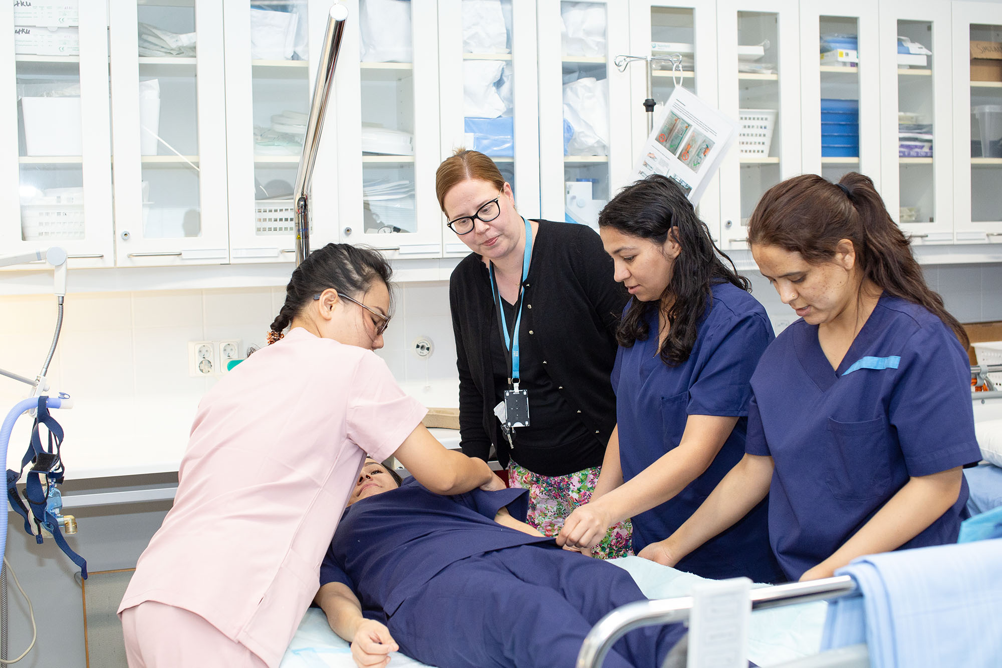 Nursing-opiskelijoita työpajassa harjoittelemassa hoitotyötä