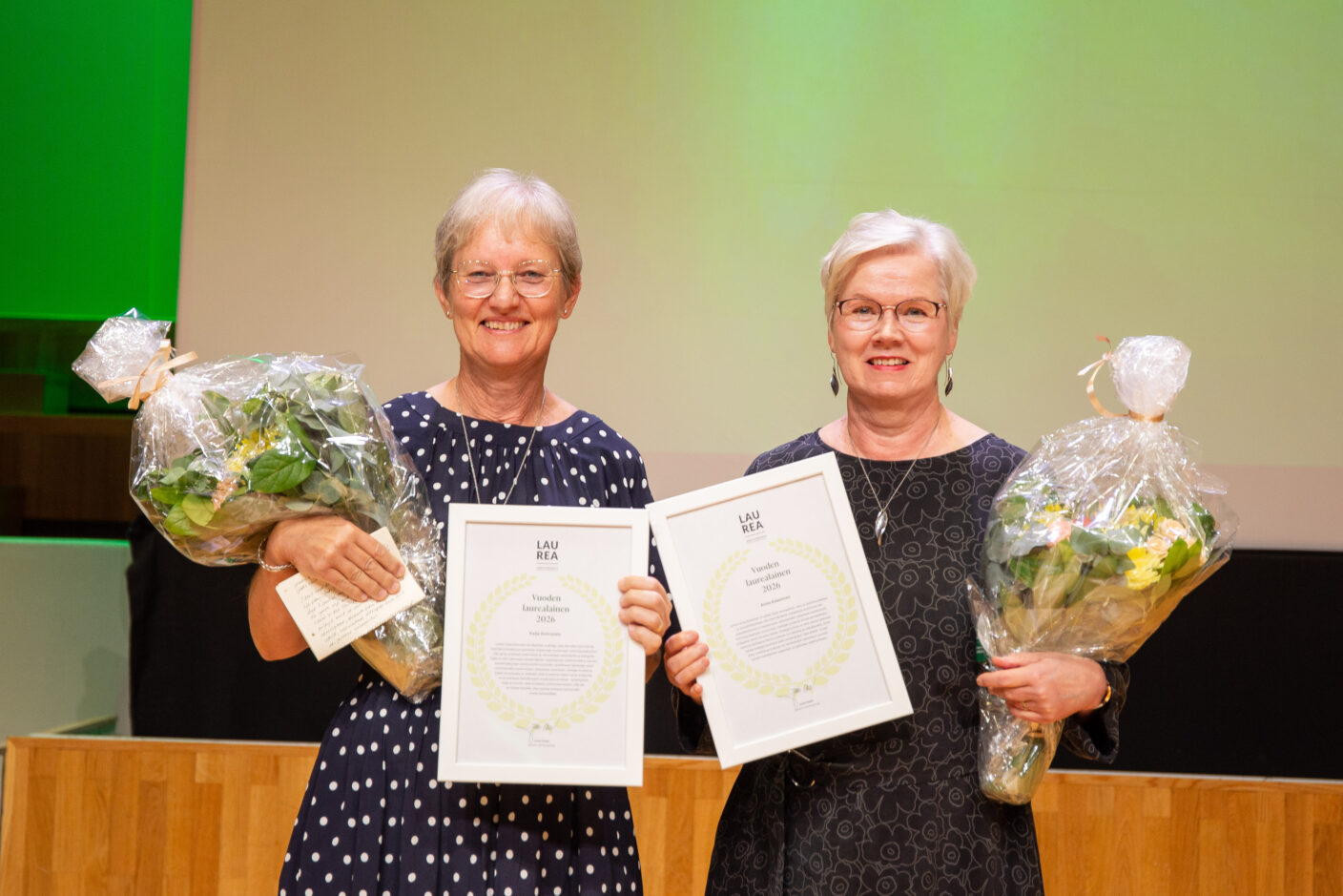 Kaksi Vuoden laurealaista. Kaija Koivusalo ja Anne Eskelinen kukkien kanssa.